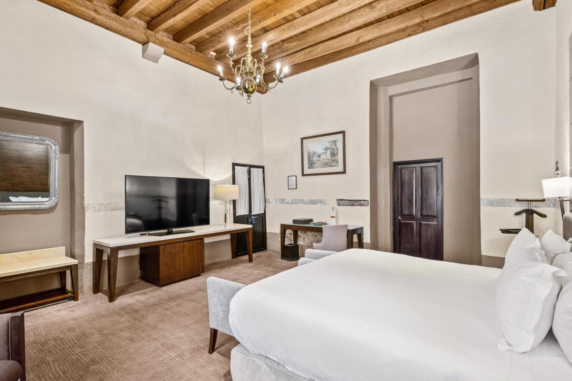 Отель Quinta Real Пуэбла Экстерьер фото A guest room at the Hotel Santa Fe